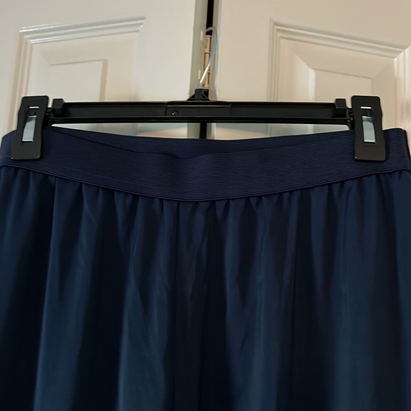 Satin feel wide leg pants with slits at bottom of pant legs  great condition. - Picture 6 of 7